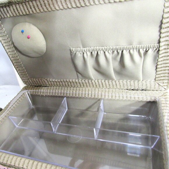 VINTAGE QUILTED SEWING BOX, 11 X 7" CLEAN AND CUTE - Picture 7 of 7